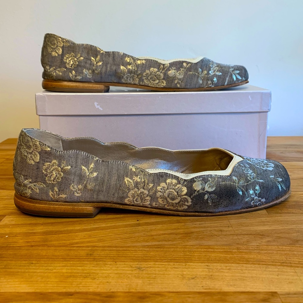 Taryn Rose Blondie Flats in Grey/Gold Floral, Size 41M